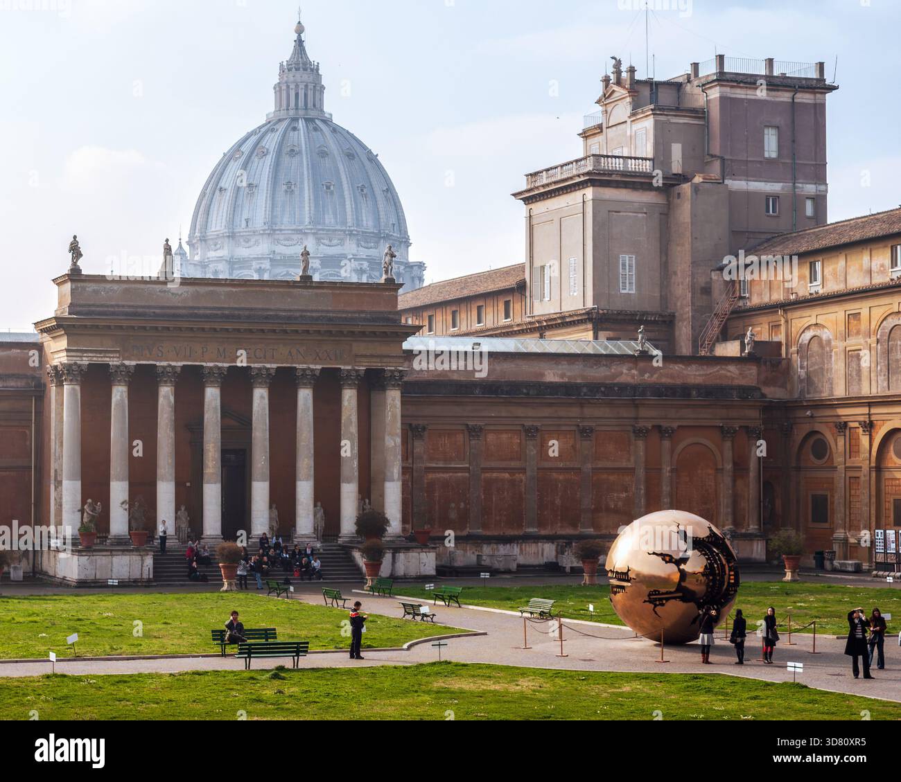 Dôme de Pierre, musée Pio-Clémentine et sphère dans une sphère aux musées du Vatican Banque D'Images
