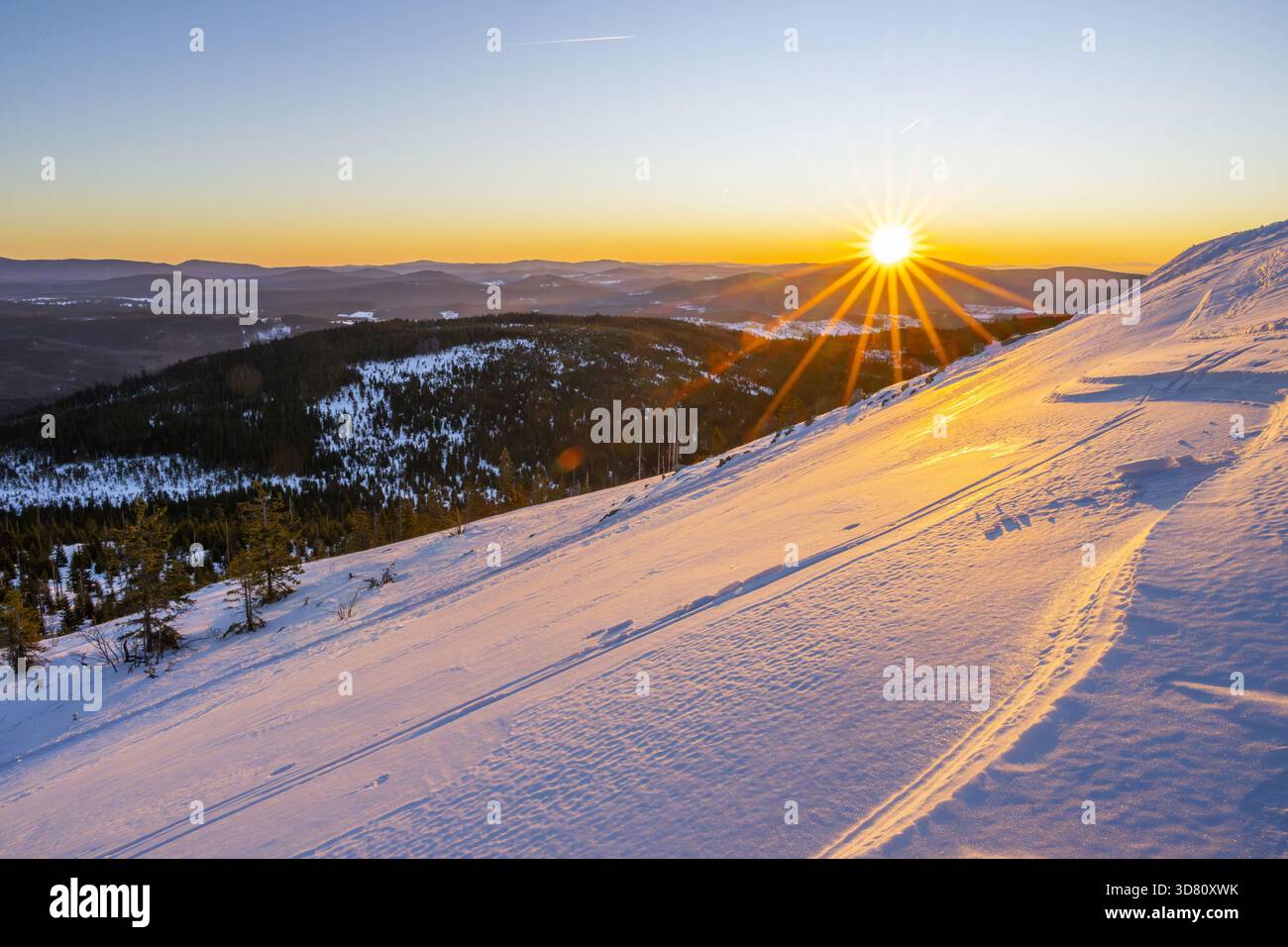 Lever de soleil sur les collines de la république tchèque du Mont Lusen dans la forêt bavaroise en hiver, Allemagne, Bavière, Parc National de la forêt bavaroise Banque D'Images