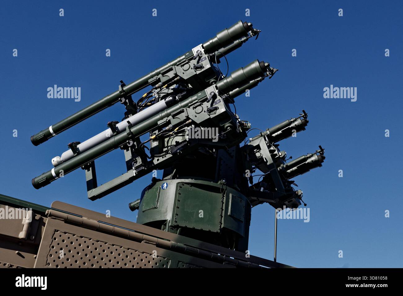 Système de missiles de défense aérienne militaire moderne Poprad avec plusieurs lanceurs de missiles pointés vers le ciel contre un ciel bleu clair. Banque D'Images
