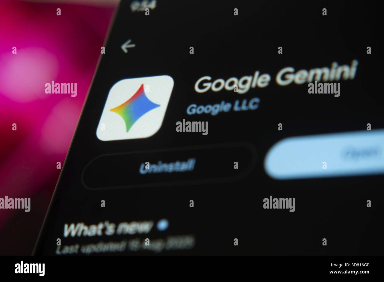 Smartphone affichant l'écran de téléchargement de l'application Google Gemini avec une icône dynamique Banque D'Images