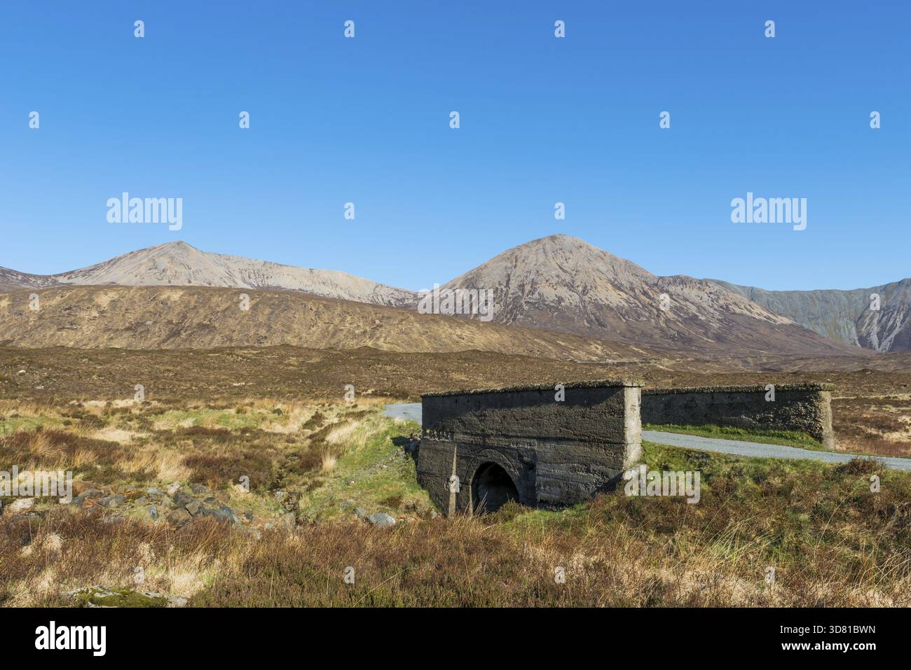 Pont sur l'île de Skye avec route et montagnes en Écosse, image de Daan Kloeg, Commee, Luib, Verenigd Koninkrijk Banque D'Images