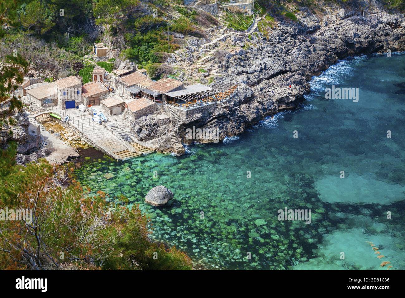 Vue supérieure de la plage Cala de Deia, Majorque, Espagne Banque D'Images