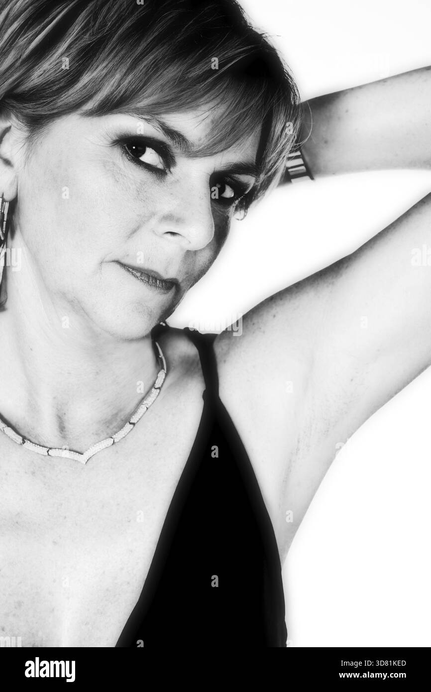 Un portrait de femme caucasienne adulte pris dans le studio sur un fond blanc posant glamour Banque D'Images