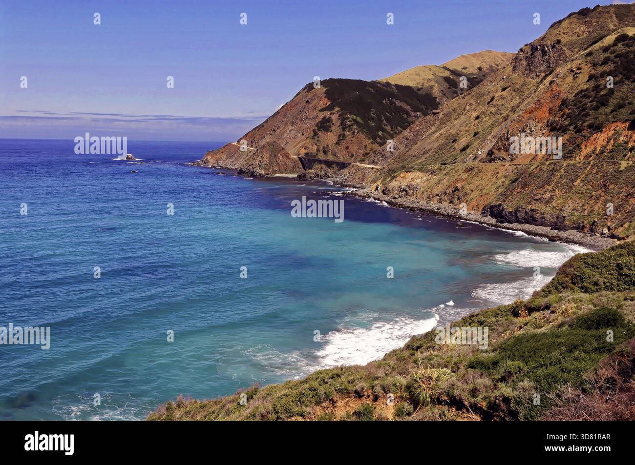 Côte escarpée avec une mer bleu profond et des falaises sous ciel clair, côte près de Big sur, Océan Pacifique, Californie, Etats-Unis, Amérique du Nord Banque D'Images
