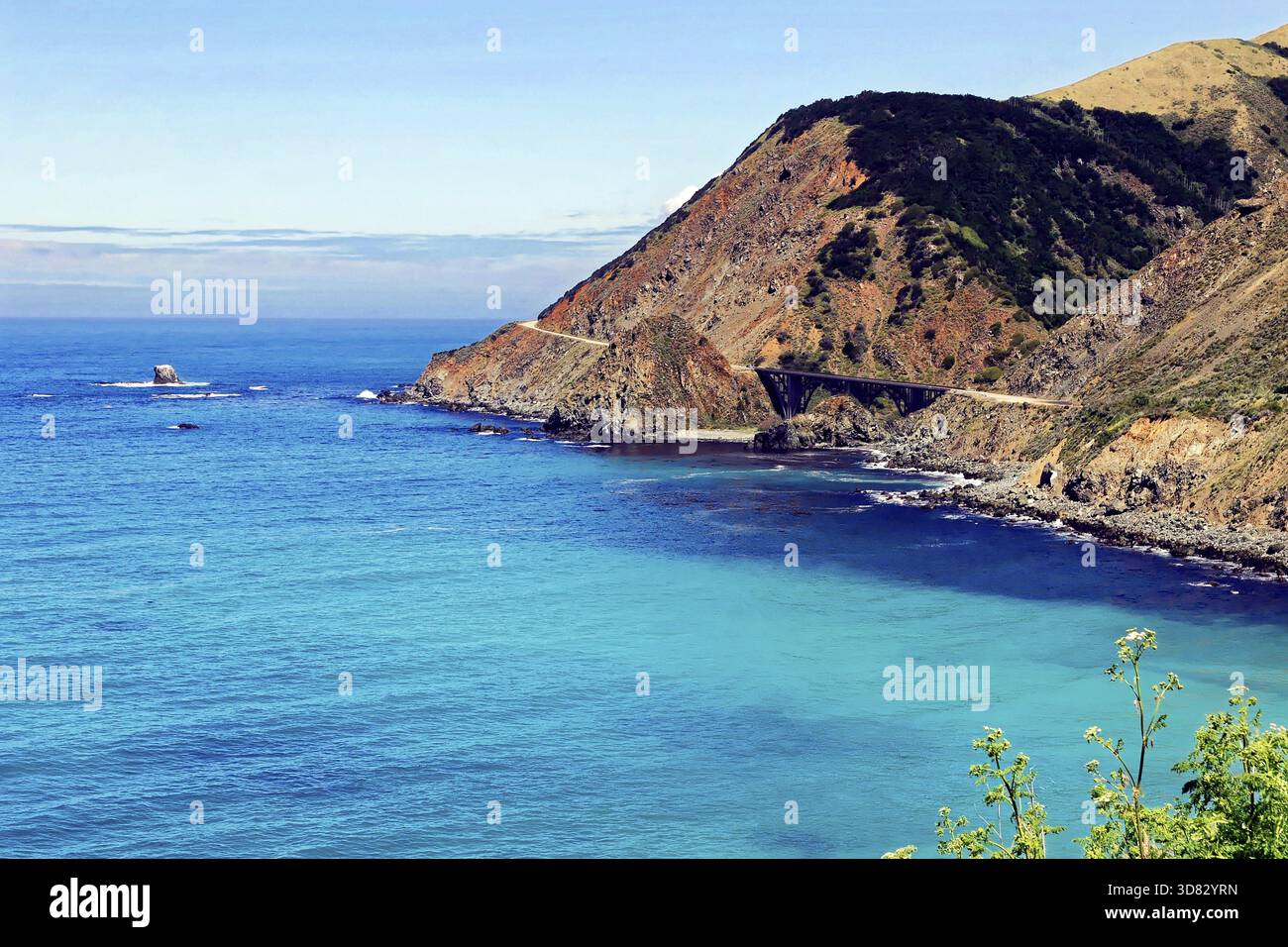Côte avec mer bleu turquoise et falaises abruptes sous ciel clair, côte près de Big sur, Océan Pacifique, Californie, Etats-Unis, Amérique du Nord Banque D'Images