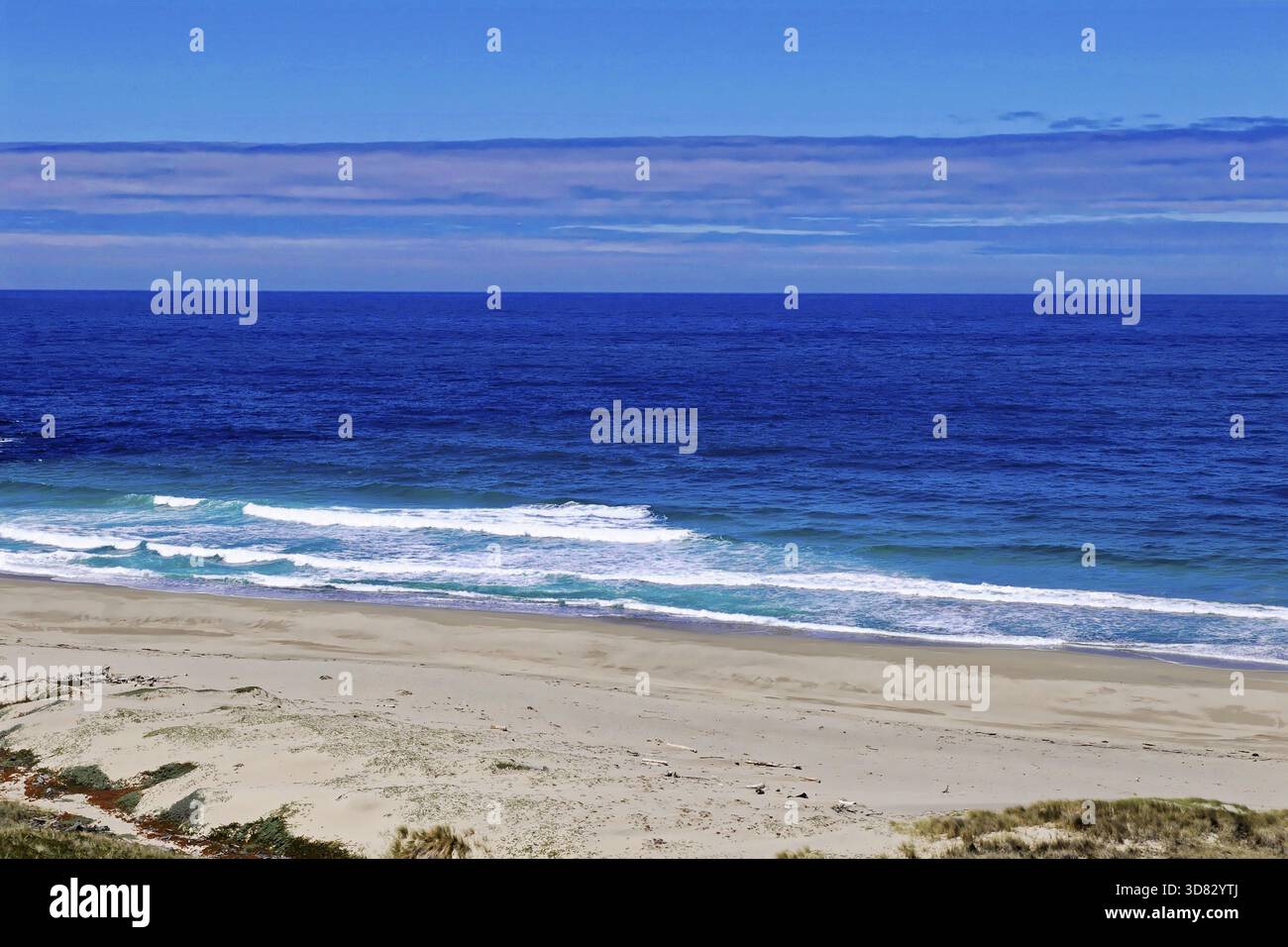 Plage de sable blanc avec mer bleue et vagues douces sous ciel clair, côte près de Big sur, Océan Pacifique, Californie, Etats-Unis, Amérique du Nord Banque D'Images