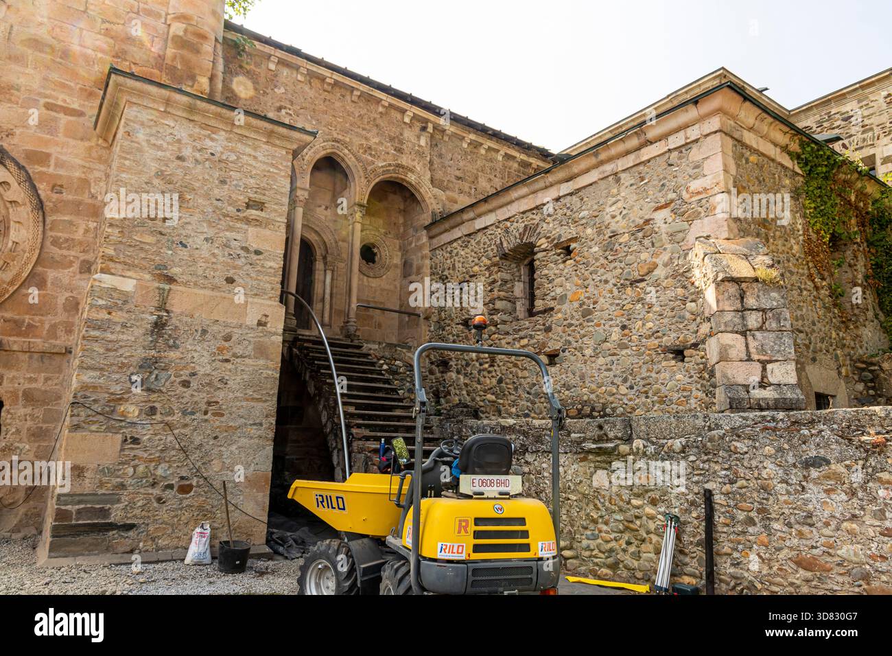 Travaux de restauration dans le monastère en ruines de Sainte Marie de Carracedo, en Espagne Banque D'Images