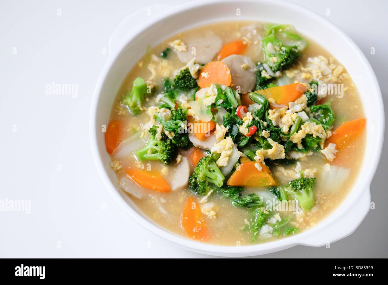 Capcay est un plat populaire chinois de légumes sautés. Servi sur une assiette blanche. Banque D'Images