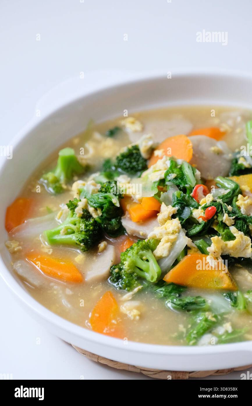 Capcay est un plat populaire chinois de légumes sautés. Servi sur une assiette blanche. Banque D'Images