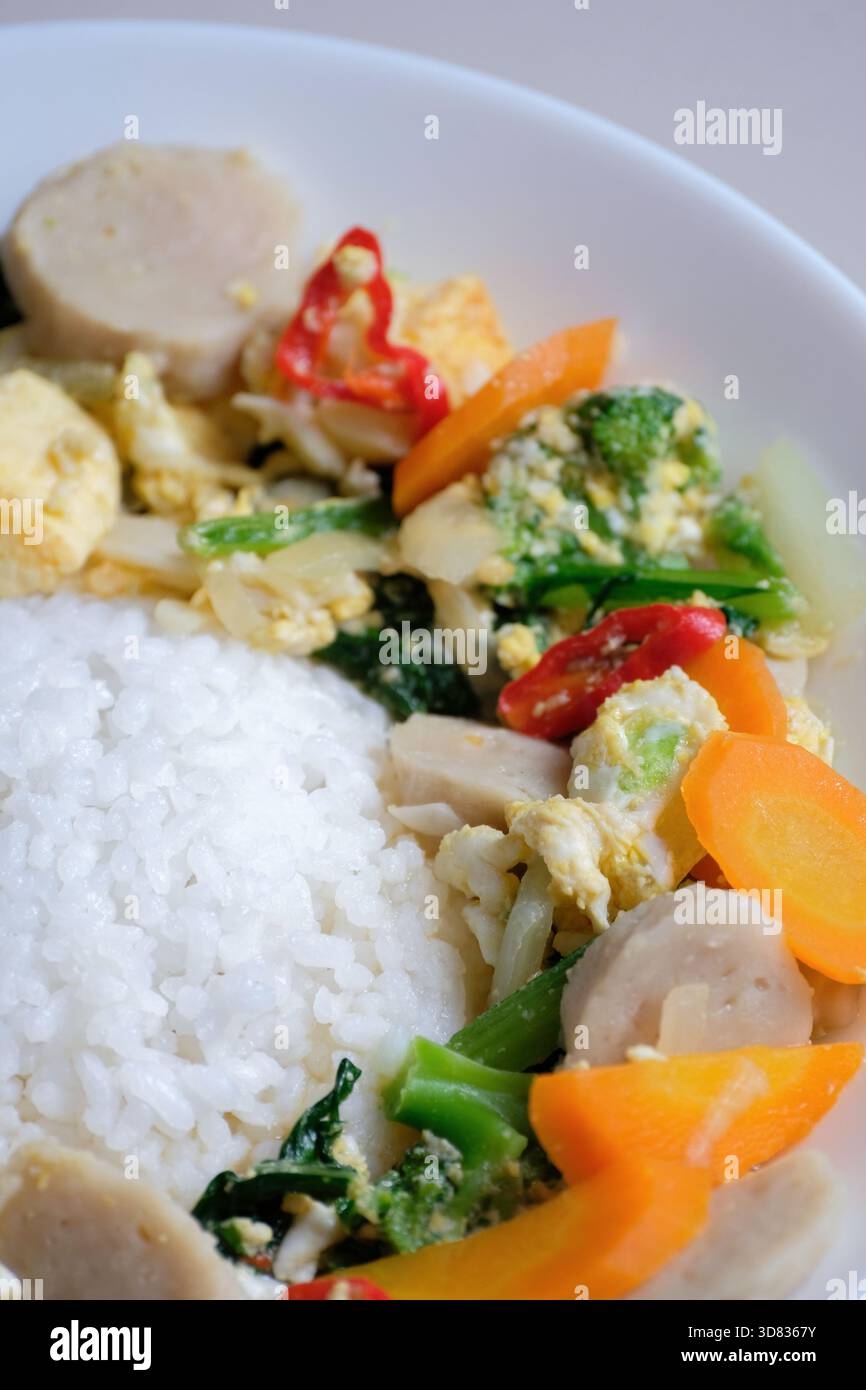 Riz servi avec du capcay, un plat chinois populaire de légumes sautés Banque D'Images