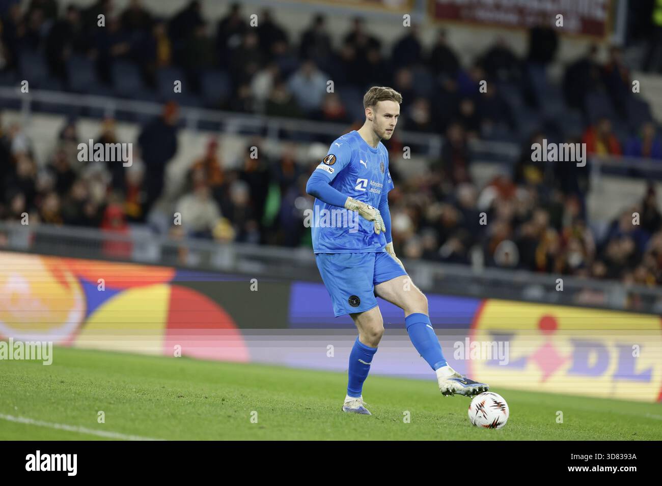 Elias Rafn Olafsson, gardien islandais du Midtjylland, contrôle le ballon lors du premier tour de l'UEFA Europa League, jour 5, EN TANT QUE Roma vs Football Club Midtjylland au stade Olimpic de Rome, le 27 novembre 2025. Banque D'Images