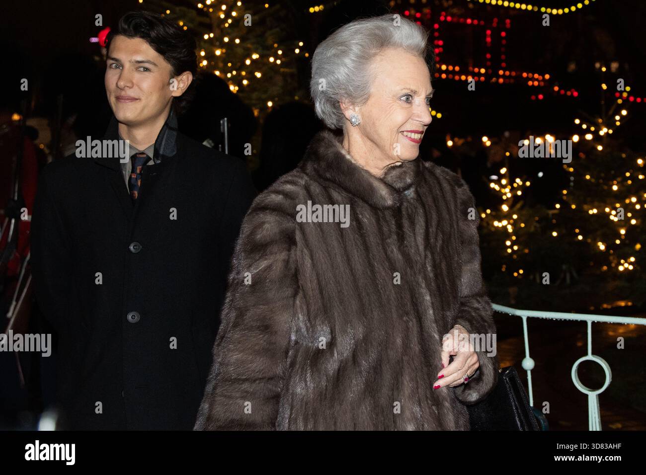 Copenhague, Danemark. 27 novembre 2025. La princesse Benedikte et le comte Nikolai arrivent à la re-première de la représentation ''la Reine des neiges'' (danois : Snedronningen) à la salle de concert Tivoli à Copenhague, Danemark, le 27 novembre 2025. HM Queen Margrethe est la force créatrice derrière les costumes et la conception de la scénographie du ballet et assiste également à la performance. (Photo de Kristian Tuxen Ladegaard Berg/NurPhoto) crédit : NurPhoto SRL/Alamy Live News Banque D'Images