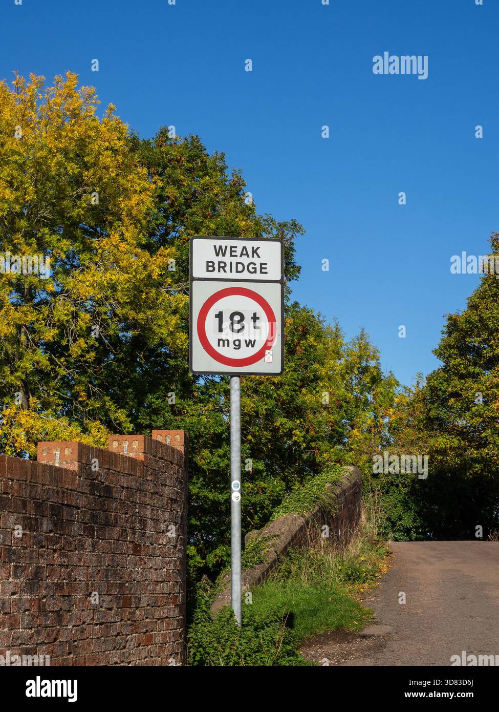 Pont faible 18T panneau mgw sur un pont routier traversant le canal Grand Union à Blisworth Arm, Northamptonshire, Royaume-Uni Banque D'Images