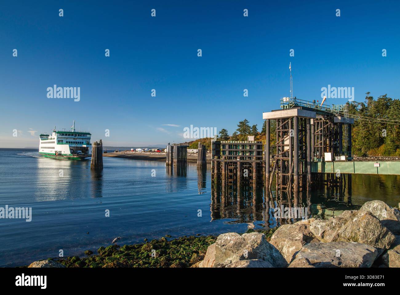 Ferry MV Salish en provenance de Port Townsend, arrivant au terminal de ferry Keystone près de Coupeville, Whidbey Island, État de Washington, États-Unis Banque D'Images