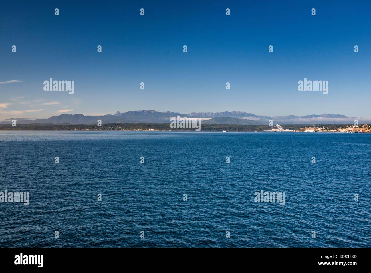 Vue lointaine des montagnes Olympic, depuis le ferry MV Salish, traversant Puget Sound, en route depuis le terminal de ferry Keystone près de Coupeville, Washington, États-Unis Banque D'Images