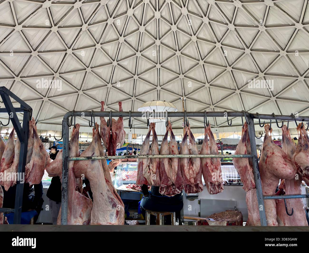 La viande bouchée est suspendue sous un toit de marché géodésique saisissant Banque D'Images
