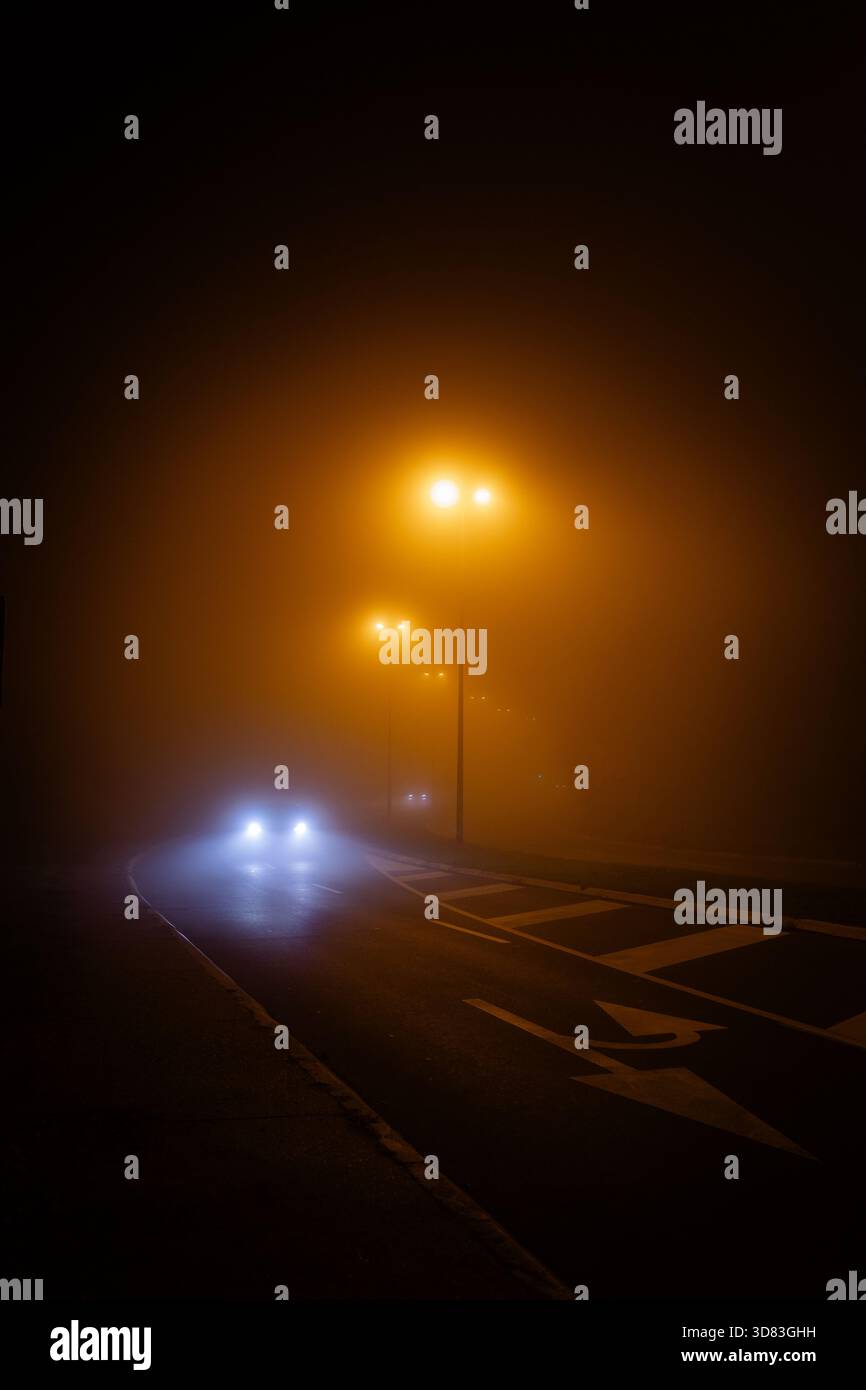 Voitures sur l'autoroute dans le brouillard Banque D'Images