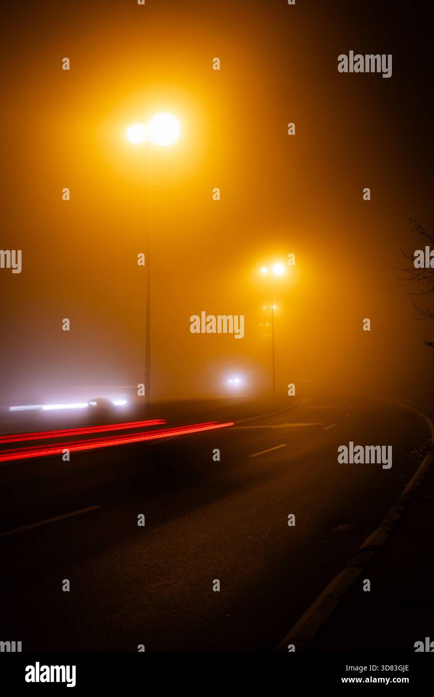 ville â€‹ â€‹ route dans le brouillard la nuit Banque D'Images