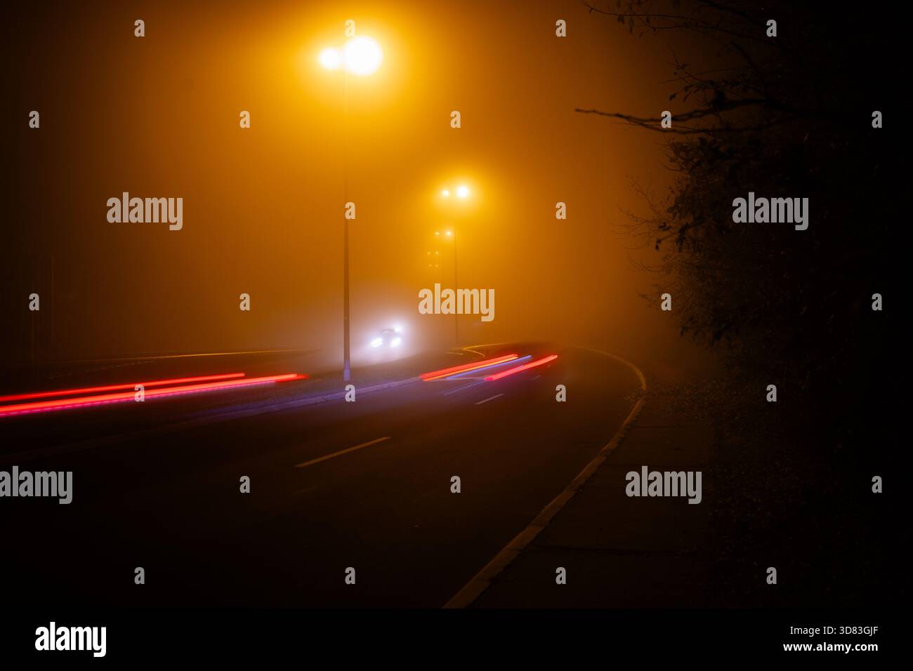 ville â€‹ â€‹ route dans le brouillard la nuit Banque D'Images