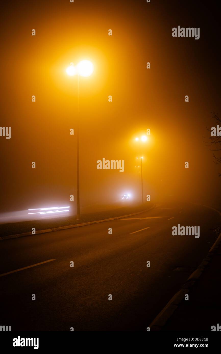 ville â€‹ â€‹ route dans le brouillard la nuit Banque D'Images