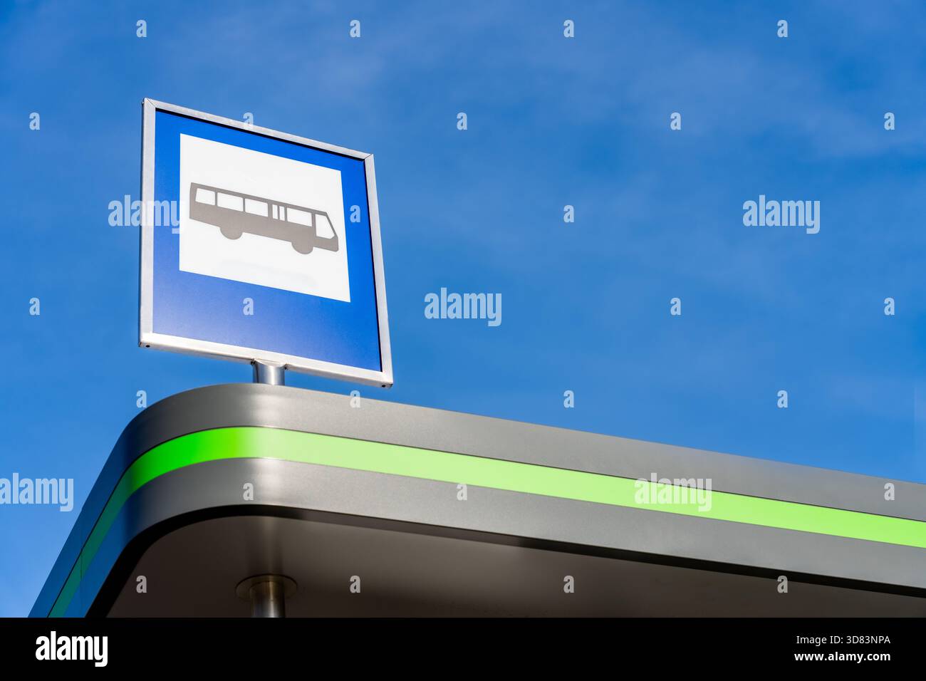 Blue bus Stop Sign sur Modern Shelter Roof Against Clear Sky, icône des transports publics pour les informations urbaines commuter. Grand espace de copie Banque D'Images