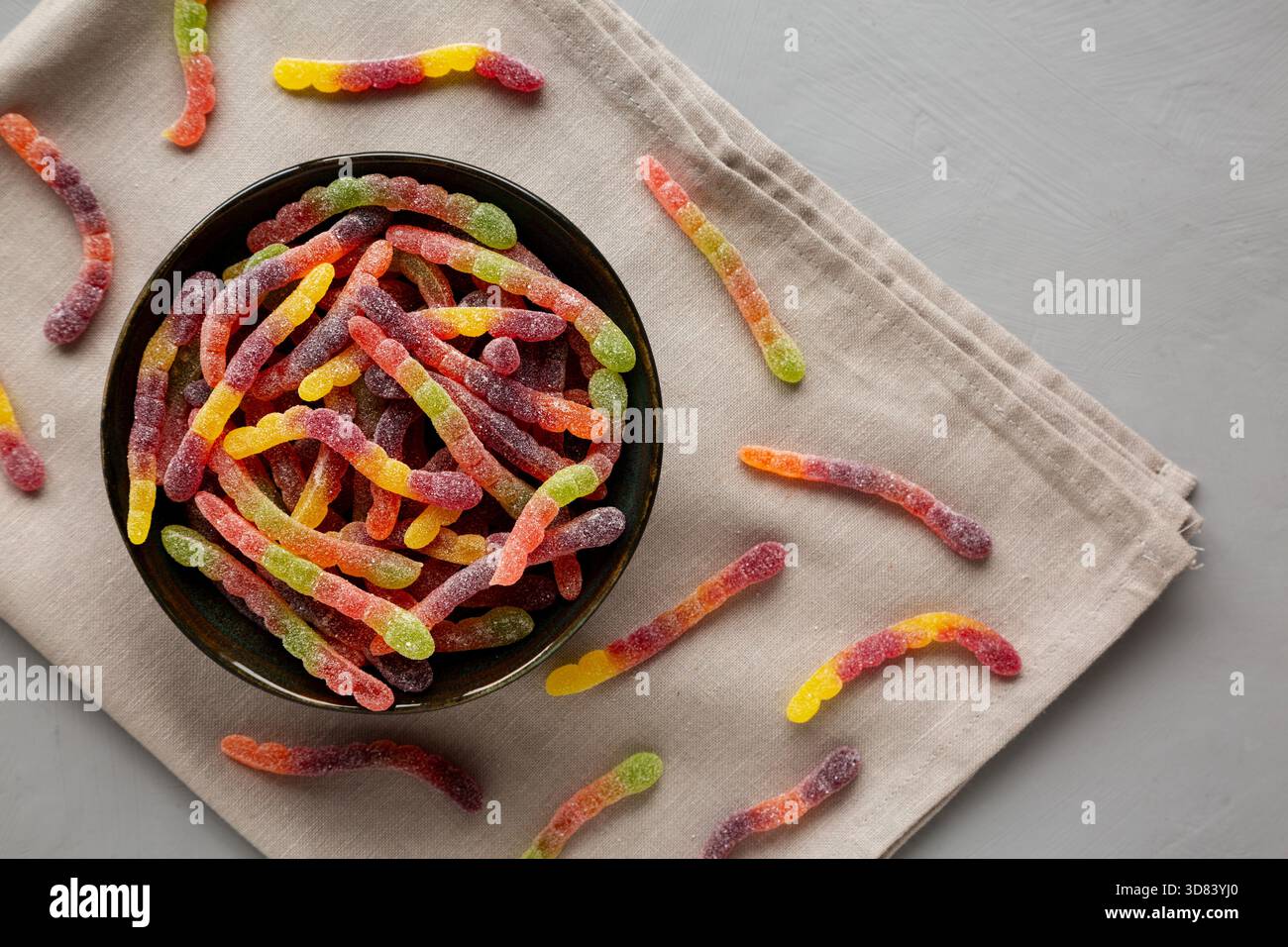 Sugar Sour Gummy Worms in a Bowl, vue de dessus. Copier l'espace. Banque D'Images