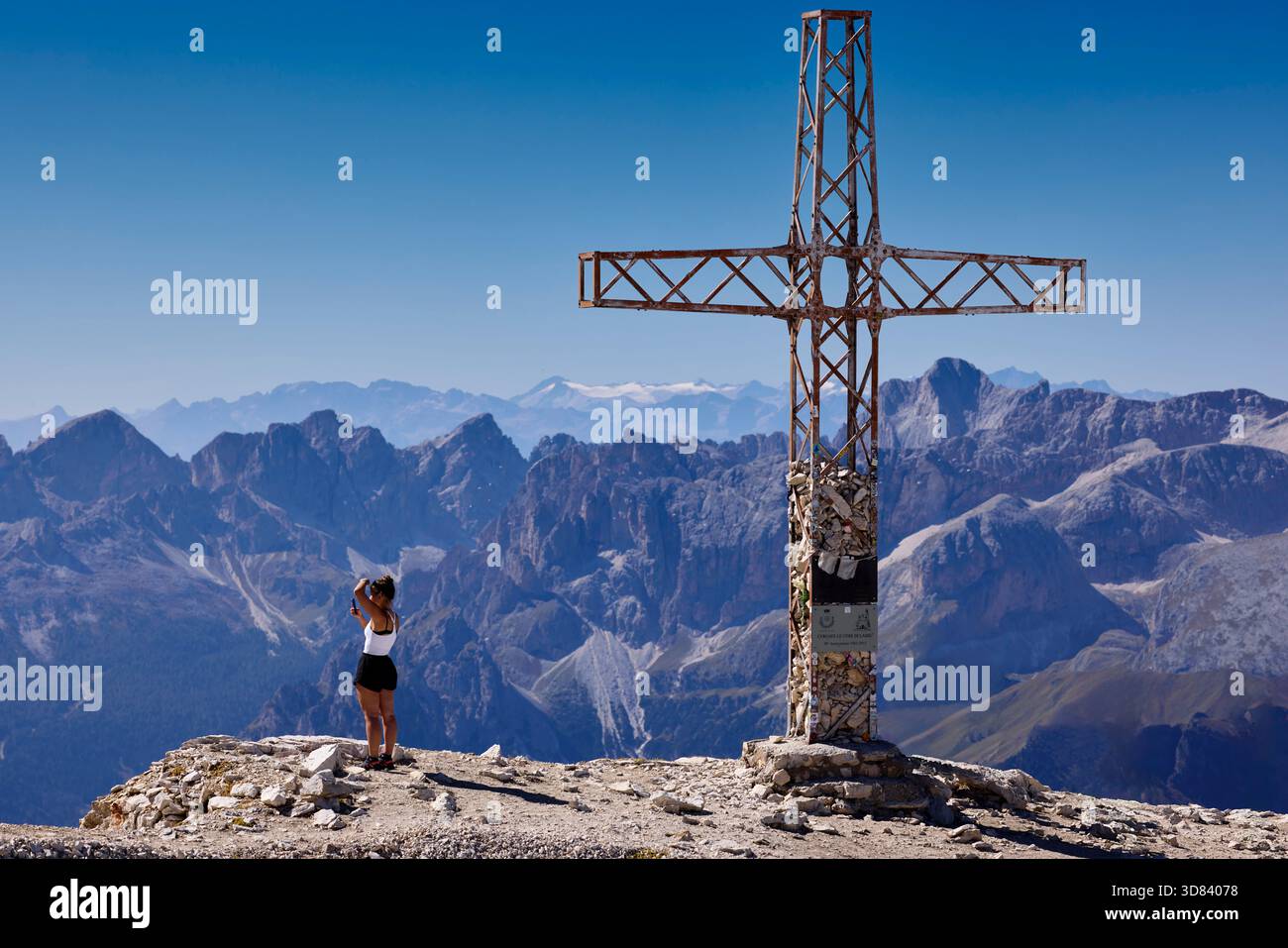 Touriste féminine, Dolomites, Italie Banque D'Images