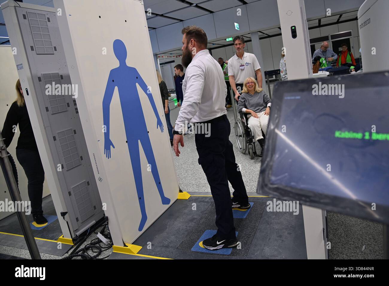Security Check,Fluggast,Passagier im Ganzkoerperscanner,Koerperscanner ...