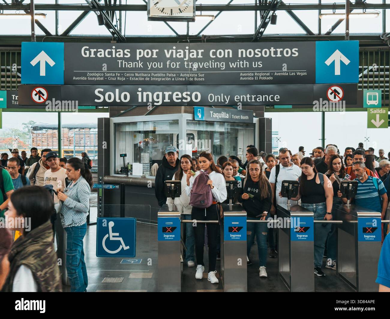 Les foules entrent dans le métro de Medellín par des tourniquets dans une station très fréquentée, mettant en valeur le transport urbain quotidien et la vie quotidienne des navetteurs en Colombie Banque D'Images