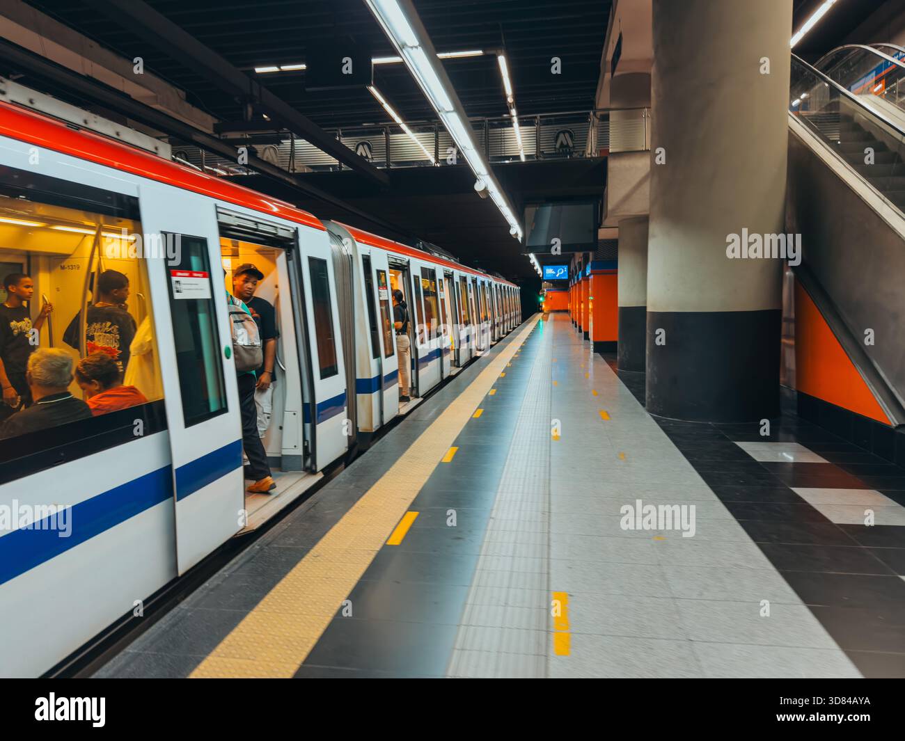 Train de métro moderne dans une station de métro de Saint-Domingue en République dominicaine, avec des plates-formes propres et un éclairage lumineux. Banque D'Images