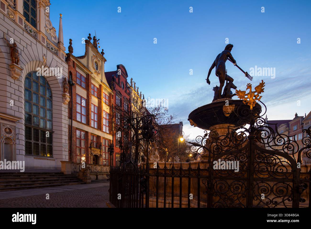 Aube à la statue de Neptune dans la vieille ville de Gdansk, Pomorskie, Pologne. Banque D'Images