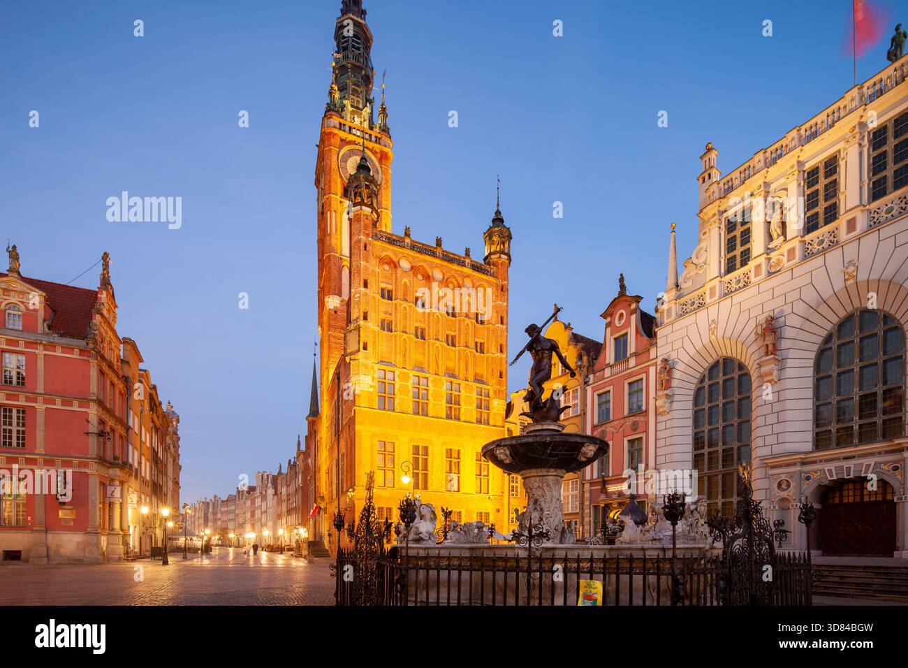 Aube sur le long marché (Dlugi Targ) dans la vieille ville de Gdansk, Pologne. Banque D'Images