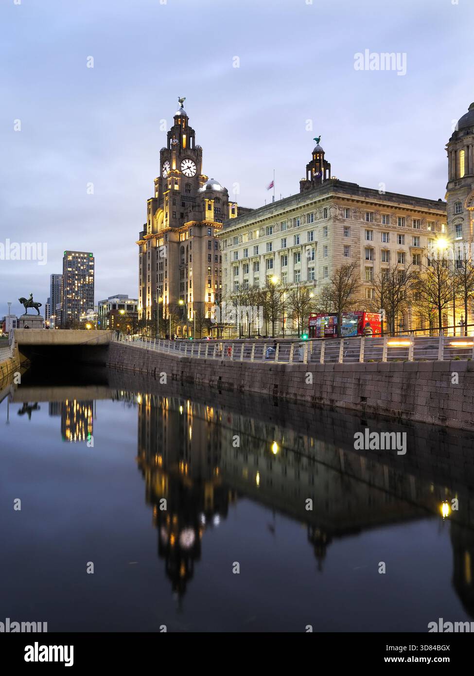 Le Royal Liver Building et le Cunard Building au crépuscule Pier Head Liverpool Merseyside England Banque D'Images