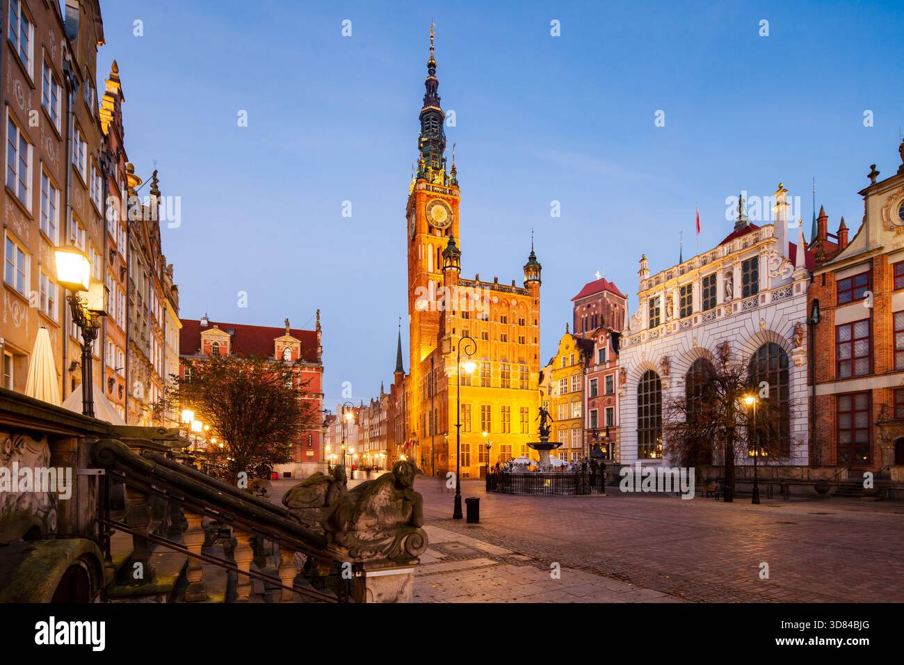 Aube sur long Market Street dans la vieille ville de Gdansk, Pologne. Banque D'Images