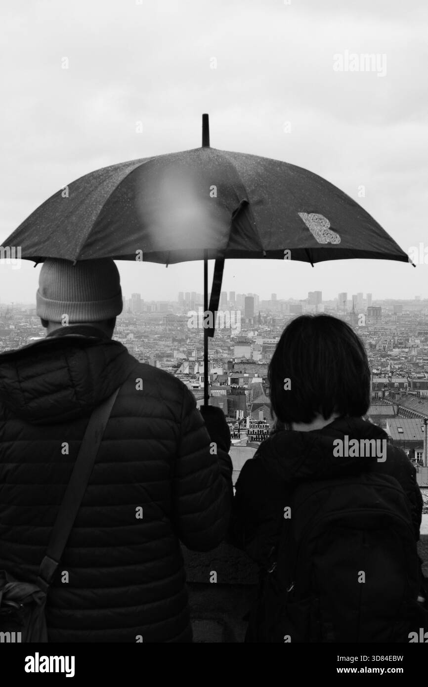Amoureux sous la pluie parisienne Banque D'Images