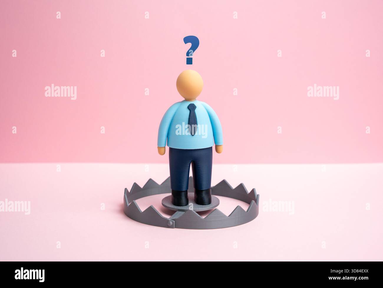 Un employé de bureau ne sait pas qu'il y a un piège. Problèmes d'affaires, menaces de carrière. Sécurité psychologique et évolution de carrière. Banque D'Images