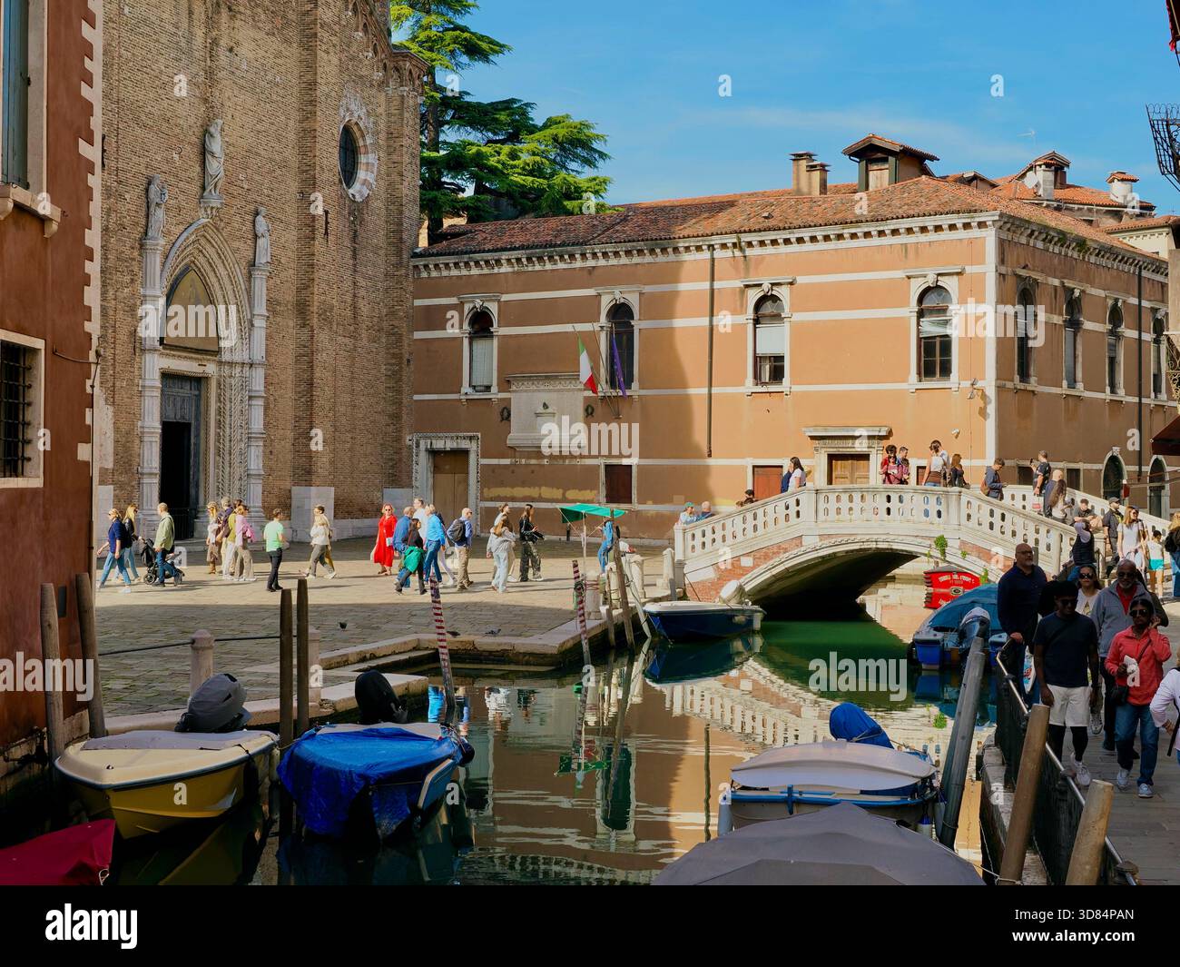 Italie, Vénétie, Venise, classée au patrimoine mondial de l'UNESCO, quartier San Marco, la Basilique Santa Maria Gloriosa dei Frari (Basilica di Santa Maria Gloriosa dei Frari) et le pont de Frari sur le Rio dei Frari Banque D'Images