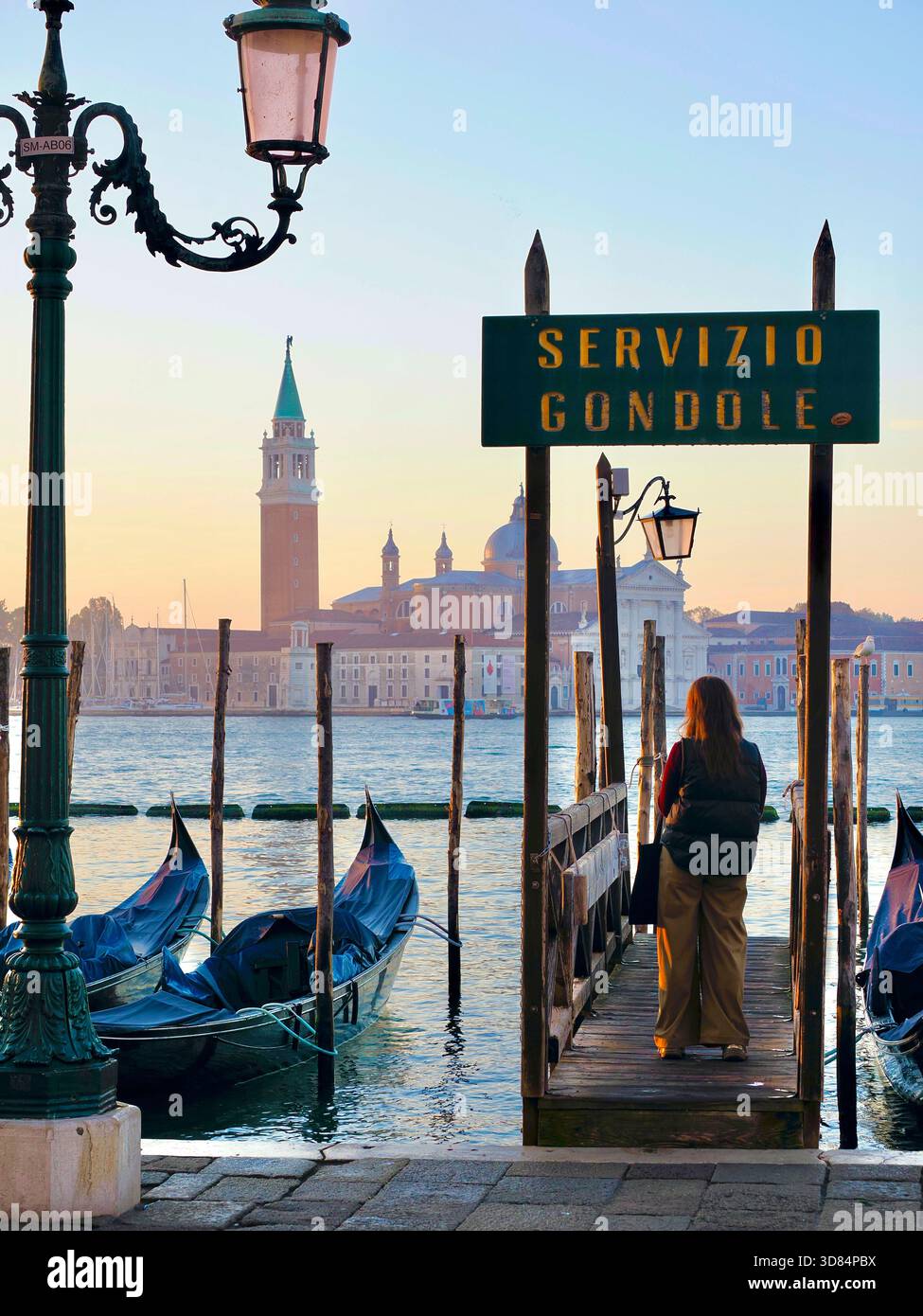 Italie, Vénétie, Venise, classée au patrimoine mondial de l'UNESCO, quartier San Marco, gondoles, lagon et basilique San Giorgio Maggiore Banque D'Images