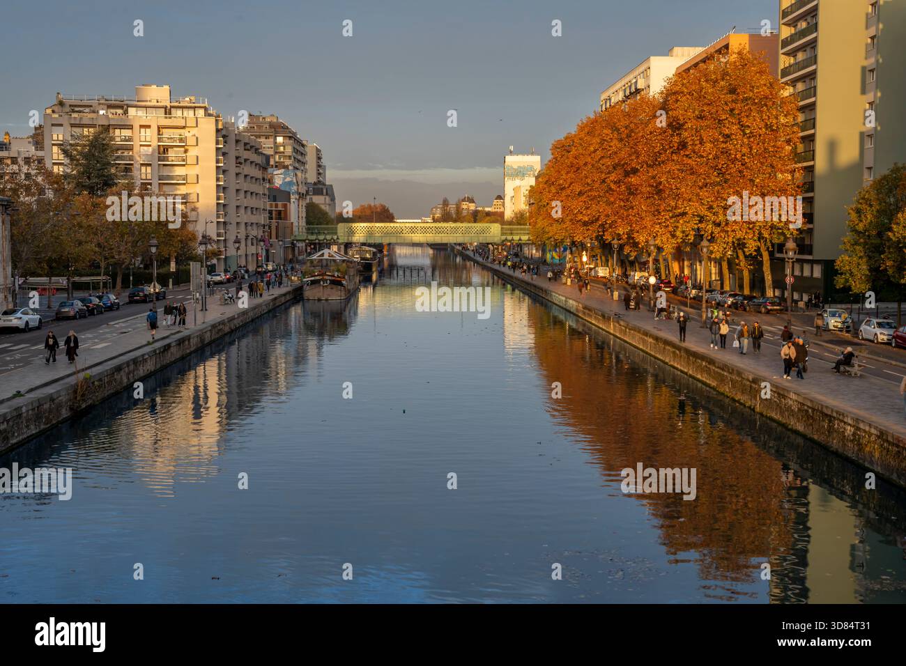 Paris, France - 11 08 2025 : canal de l'Ourcq. Vue panoramique sur le bassin de la Villette aux couleurs du printemps Banque D'Images