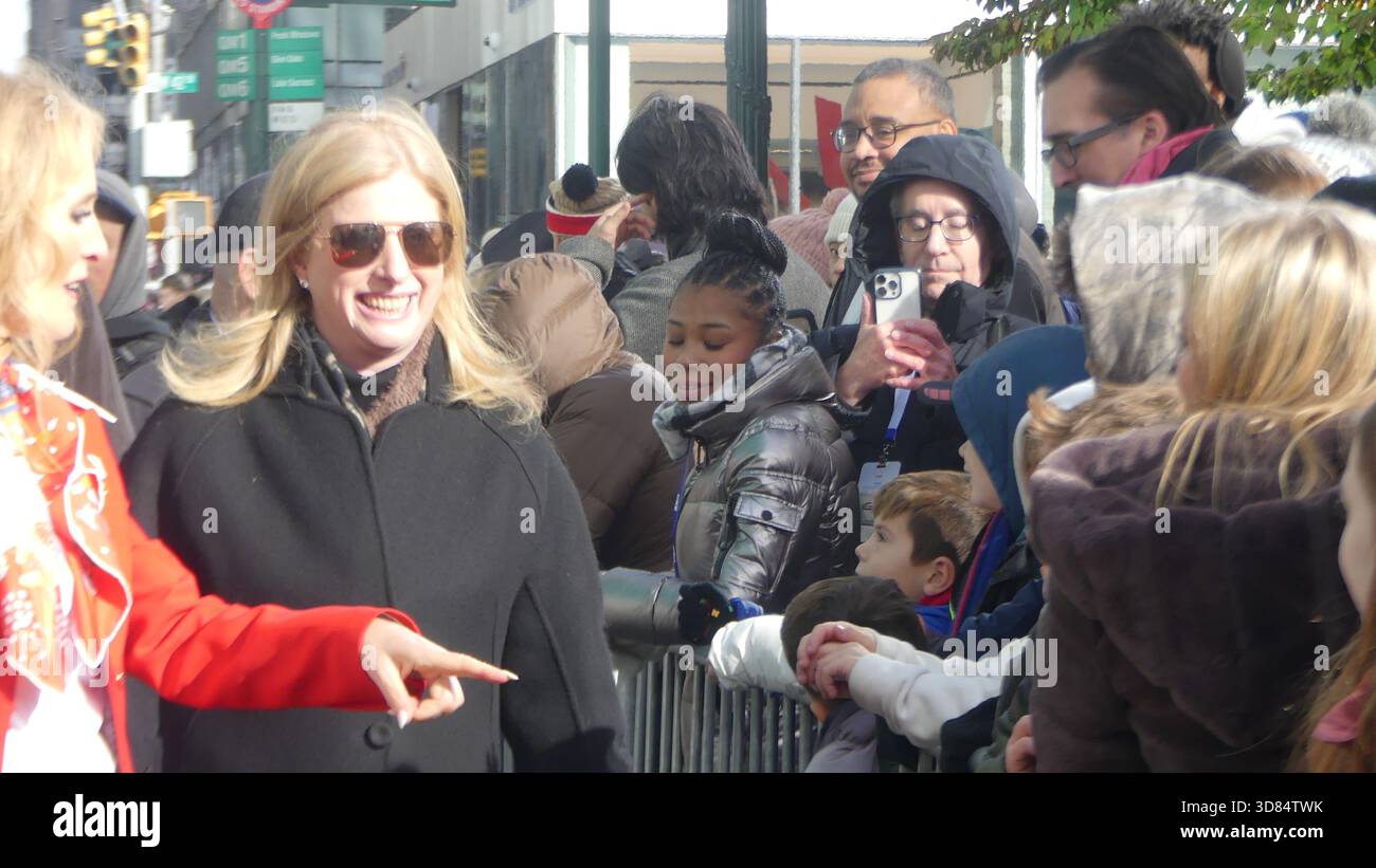 42nd St et 6th Ave, New York, NY 10019 États-Unis. 24 novembre 2025. Jessica Tisch, commissaire du NYPD, assiste à la parade de Thanksgiving de Macy en 2025 dans le centre-ville de Manhattan. Crédit : ©Julia Mineeva/EGBN News/Alamy Live News Banque D'Images