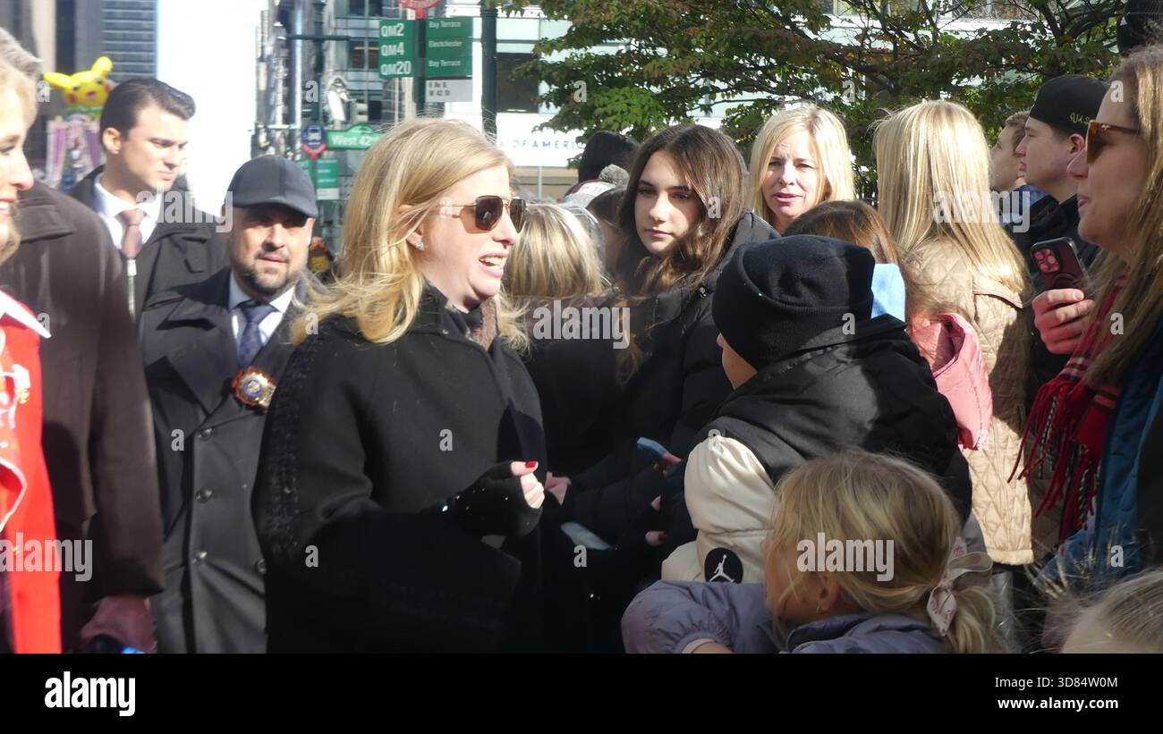 42nd St et 6th Ave, New York, NY 10019 États-Unis. 24 novembre 2025. Jessica Tisch, commissaire du NYPD, assiste à la parade de Thanksgiving de Macy en 2025 dans le centre-ville de Manhattan. Crédit : ©Julia Mineeva/EGBN News/Alamy Live News Banque D'Images