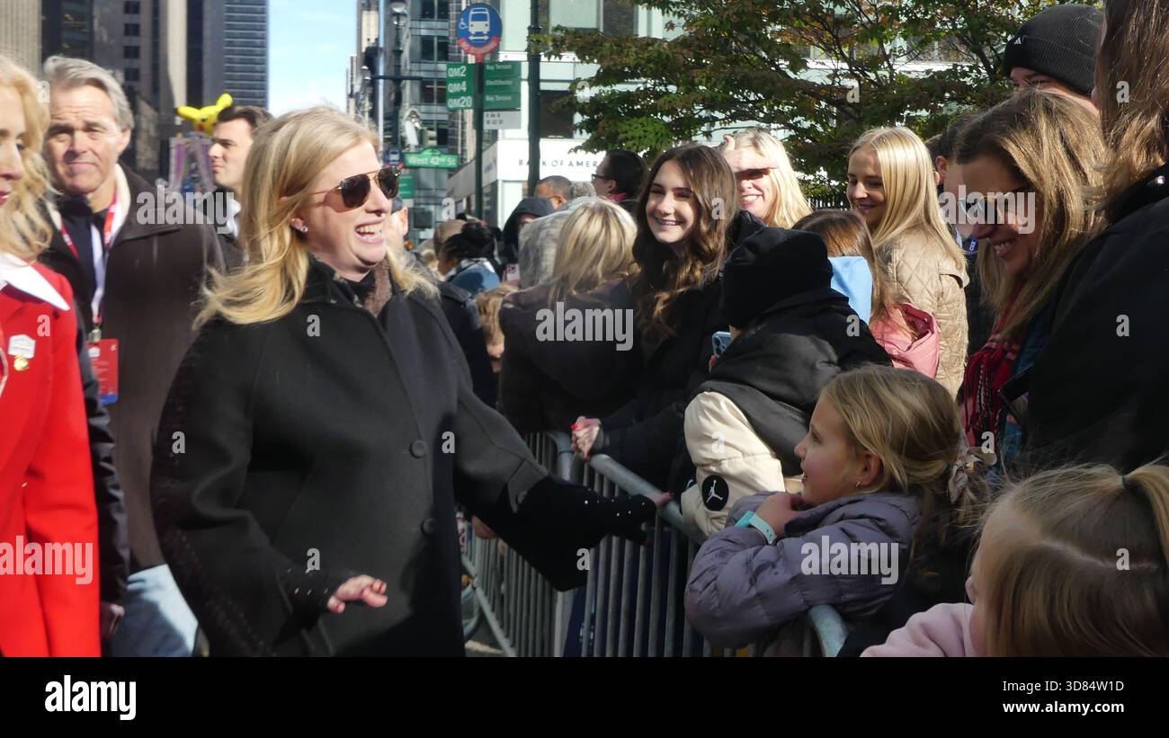 42nd St et 6th Ave, New York, NY 10019 États-Unis. 24 novembre 2025. Jessica Tisch, commissaire du NYPD, assiste à la parade de Thanksgiving de Macy en 2025 dans le centre-ville de Manhattan. Crédit : ©Julia Mineeva/EGBN News/Alamy Live News Banque D'Images