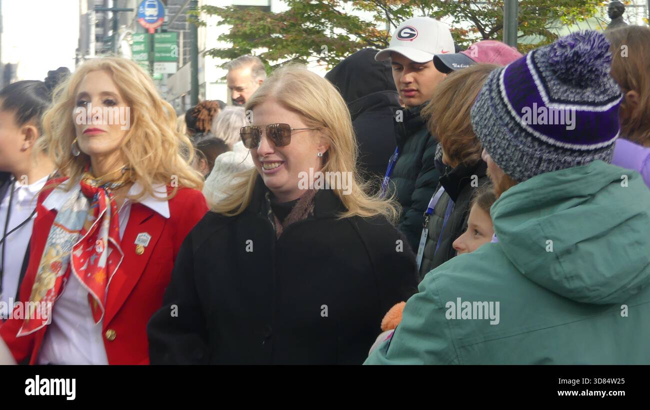42nd St et 6th Ave, New York, NY 10019 États-Unis. 24 novembre 2025. Jessica Tisch, commissaire du NYPD, assiste à la parade de Thanksgiving de Macy en 2025 dans le centre-ville de Manhattan. Crédit : ©Julia Mineeva/EGBN News/Alamy Live News Banque D'Images