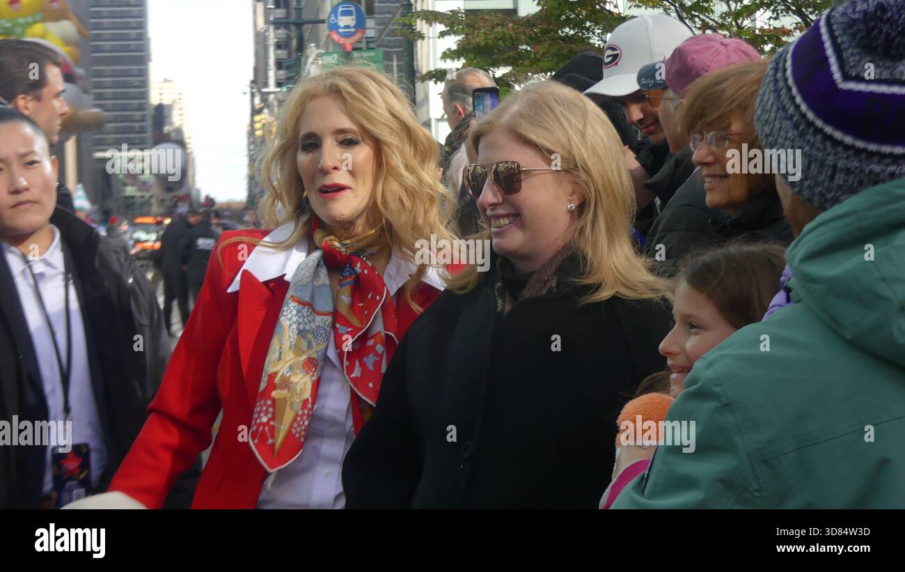 42nd St et 6th Ave, New York, NY 10019 États-Unis. 24 novembre 2025. Jessica Tisch, commissaire du NYPD, assiste à la parade de Thanksgiving de Macy en 2025 dans le centre-ville de Manhattan. Crédit : ©Julia Mineeva/EGBN News/Alamy Live News Banque D'Images