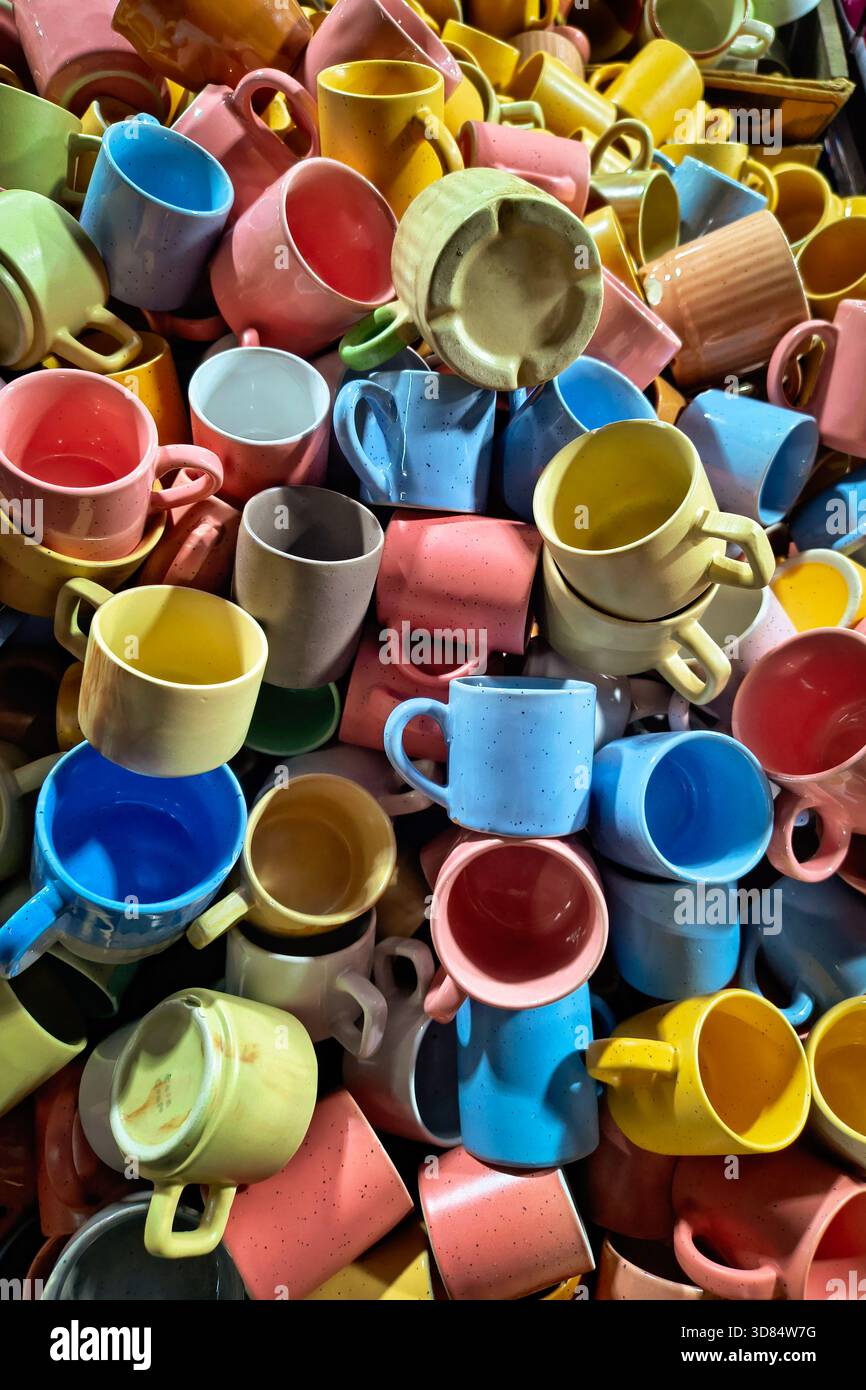 Tasses à café en céramique colorées. Banque D'Images