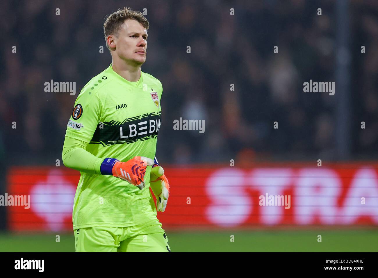 Deventer - le gardien de but Alexander Nubel du VfB Stuttgart regarde Prior lors du cinquième match de l'UEFA Europa League 2025/2026. Le match se déroule entre Go Ahead Eagles et VfB Stuttgart à de Adelaarshorst le 27 novembre 2025 à Deventer, aux pays-Bas. (VK Sportphoto/Raymond Smit) Banque D'Images