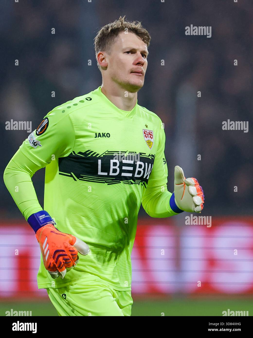 Deventer - le gardien de but Alexander Nubel du VfB Stuttgart regarde Prior lors du cinquième match de l'UEFA Europa League 2025/2026. Le match se déroule entre Go Ahead Eagles et VfB Stuttgart à de Adelaarshorst le 27 novembre 2025 à Deventer, aux pays-Bas. (VK Sportphoto/Raymond Smit) Banque D'Images