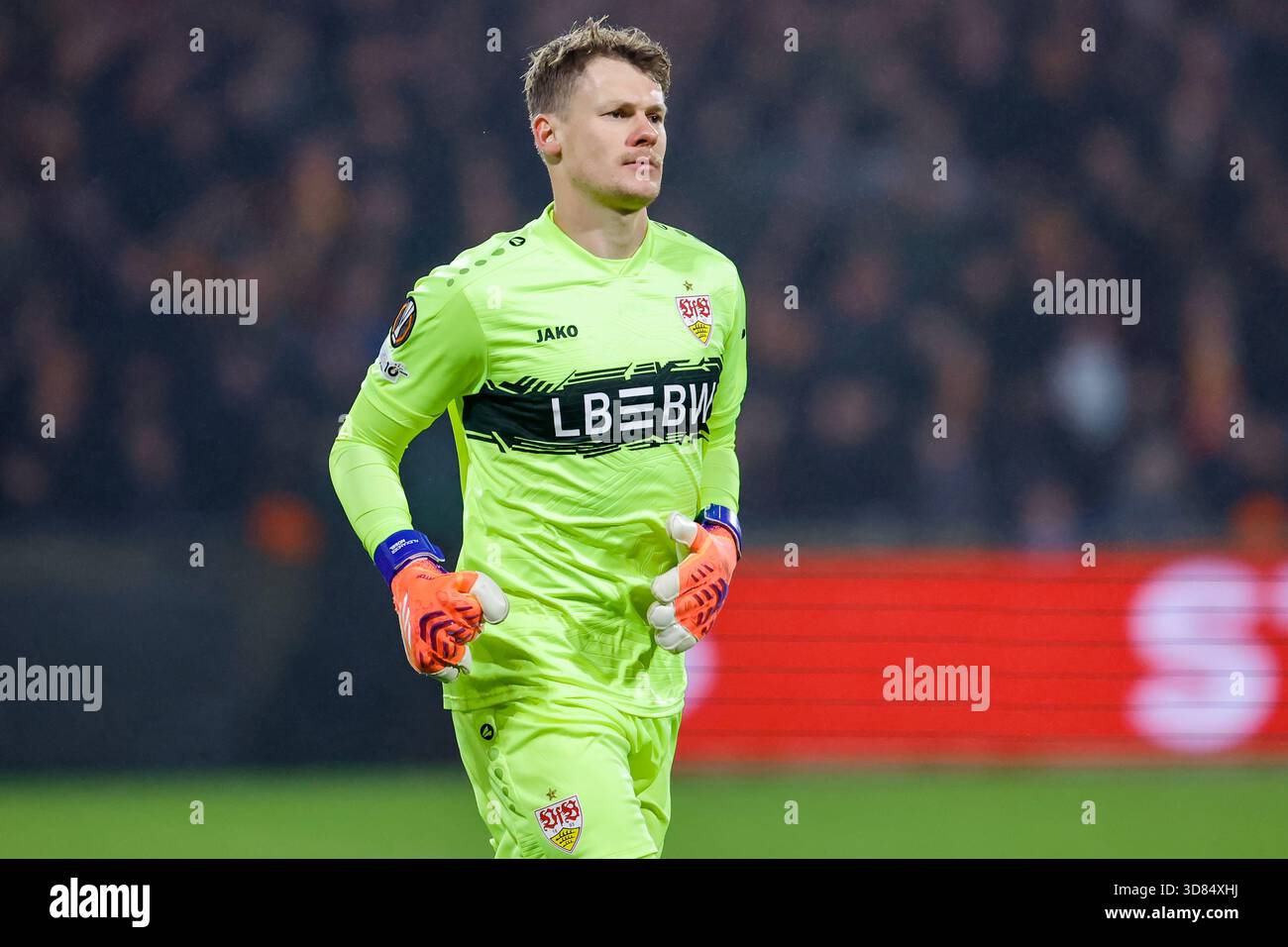 Deventer - le gardien de but Alexander Nubel du VfB Stuttgart regarde Prior lors du cinquième match de l'UEFA Europa League 2025/2026. Le match se déroule entre Go Ahead Eagles et VfB Stuttgart à de Adelaarshorst le 27 novembre 2025 à Deventer, aux pays-Bas. (VK Sportphoto/Raymond Smit) Banque D'Images
