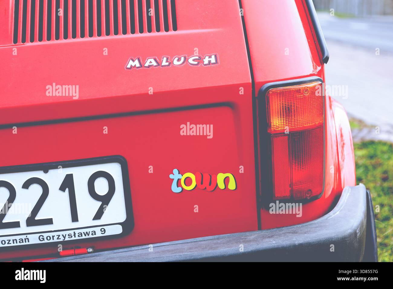 Logo « Maluch Town » à l'arrière de l'emblématique voiture classique Fiat 126p (« Maluch ») produite en Pologne de 1973 à 2000. Banque D'Images