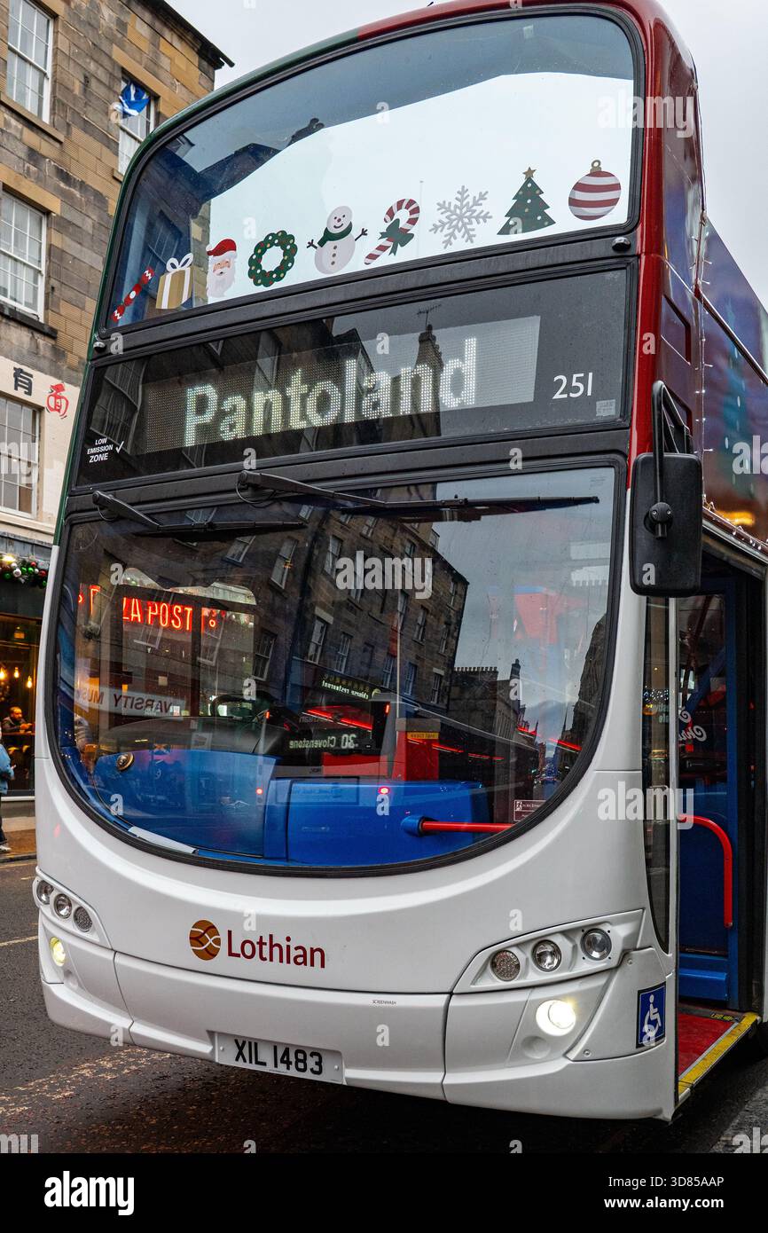 Bus Lothian à toit ouvert décoré spécial Noël garé devant Festival Theatre, Édimbourg, Écosse, Royaume-Uni Banque D'Images
